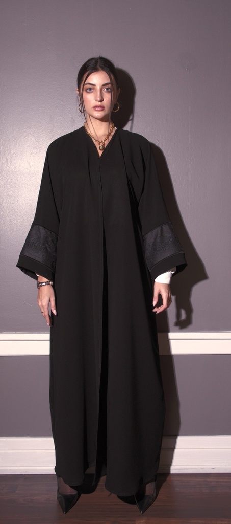 Black crepe Abaya lined with taffeta jacquard on the sleeves and back.